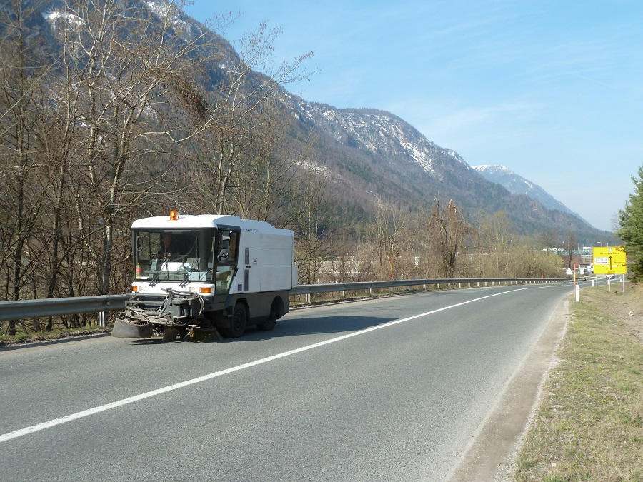 pometanje glavne ceste Jesenice - Hrušica
