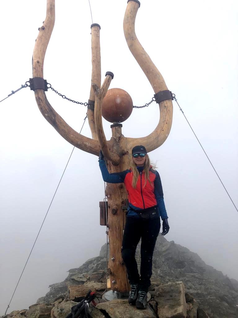 Außergewöhnliches Gipfelsymbol am Hohen Prijakt (3.064 m)
Kein Kreuz sondern ein Lärchenzwiesel schmückt den Gipfel