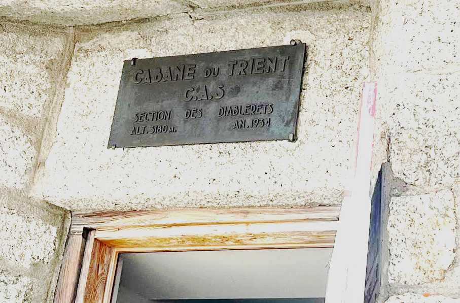 Hüttenschild über dem Eingang.