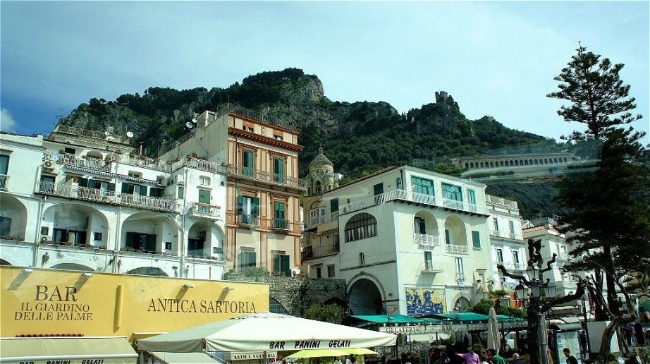 Amalfi - Zentrum. Im Hintergrund der Dom (Cattedrale di Sant’Andrea) aus dem 10. Jh. -  Im 13. Jh. wurde er in den arabisch-normannischen Stil umgewandelt