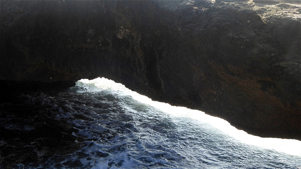 Ständig wird der Felsen durch die Brandung ausgehöhlt