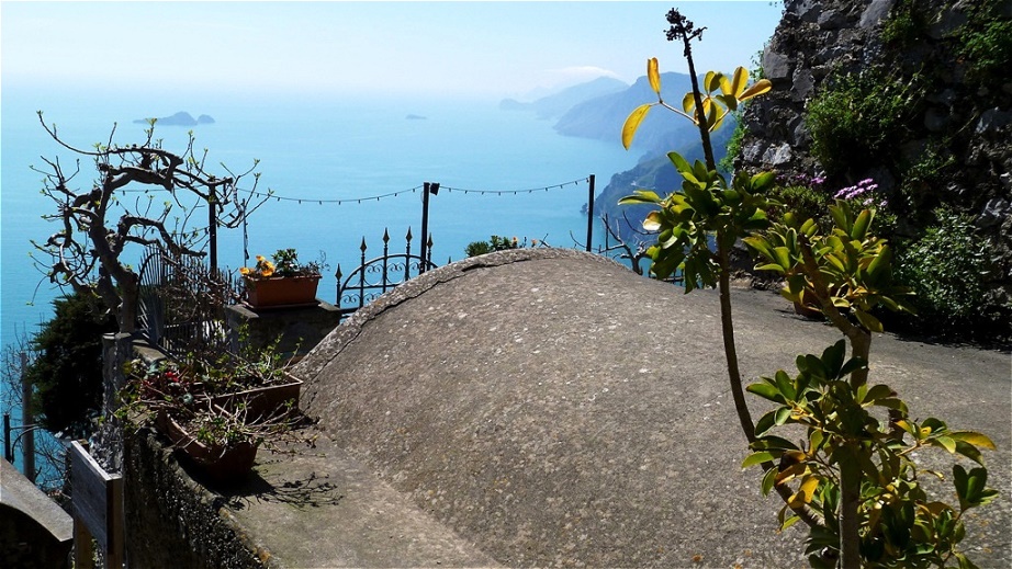 Ausblick auf die kleinen Inseln von "Li Galli"
Hier sollen die Sirenen Odysseus und seine Männer mit ihrem Gesang betört haben