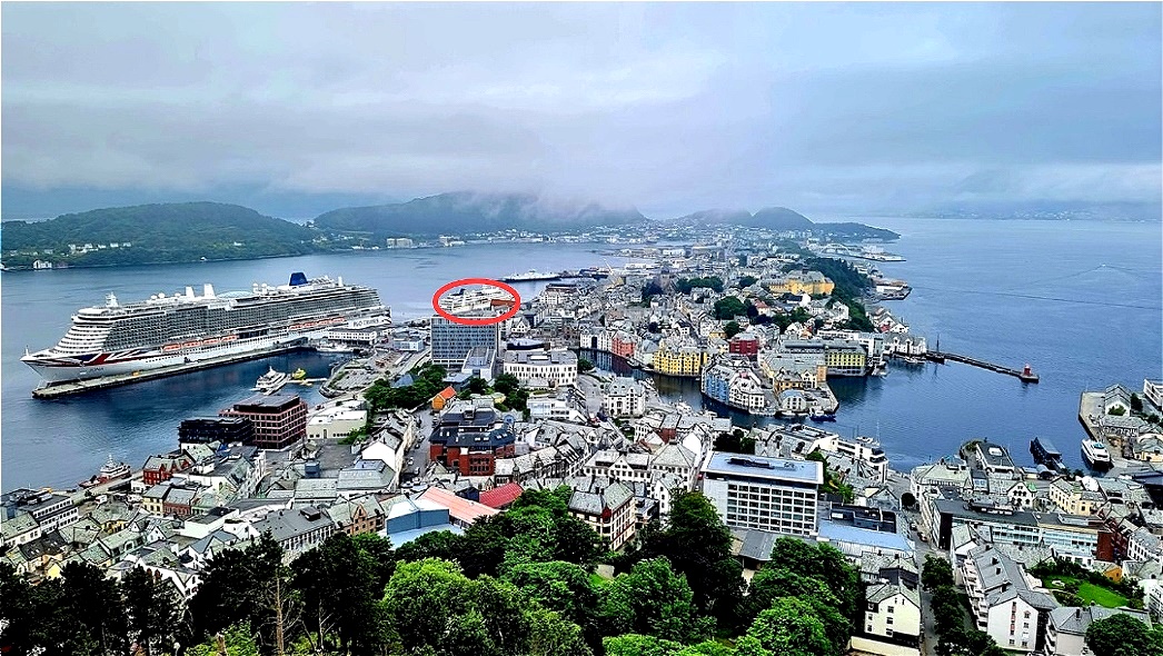 Das "Seemonster" und unsere kleine MS Hamburg (im roten Kreis)