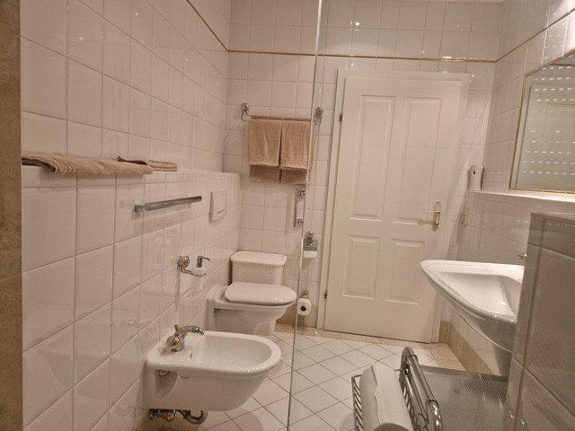 Badezimmer mit Dusche, WC & Bidet 1. Etage