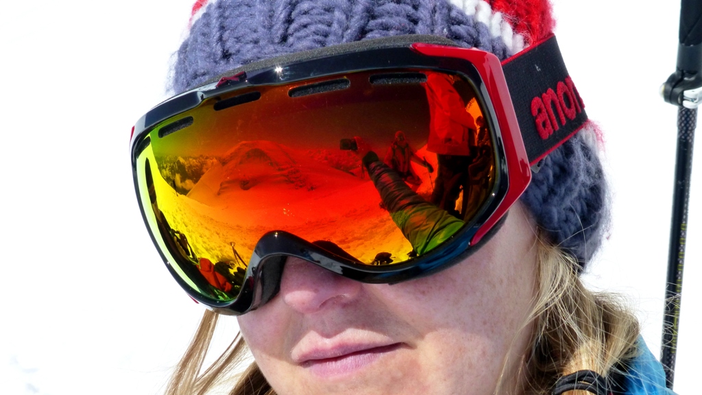 Geschafft !    In der Brille spiegelt sich der etwas niedrigere Ostgipfel