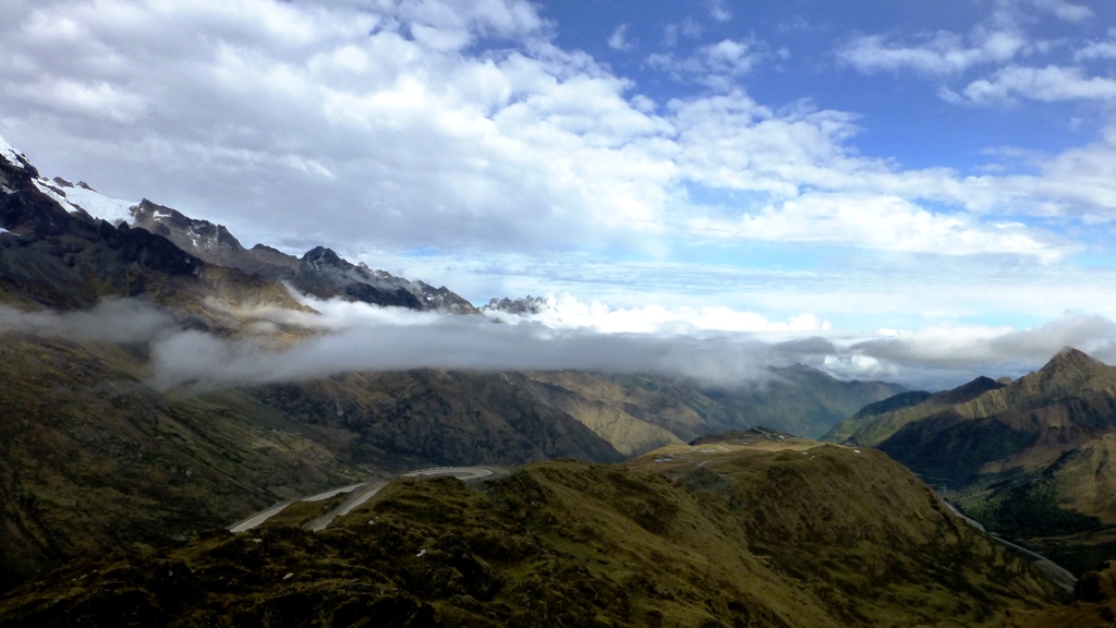 Auf dem Pumachaca Pass - 4.350 m Seehöhe
Mit unseren Maultieren wandern wir auf teilweise originalen Inkawegen stetig bergauf und erreichen am Abend unser Zeltlager in 4.000 m Seehöhe