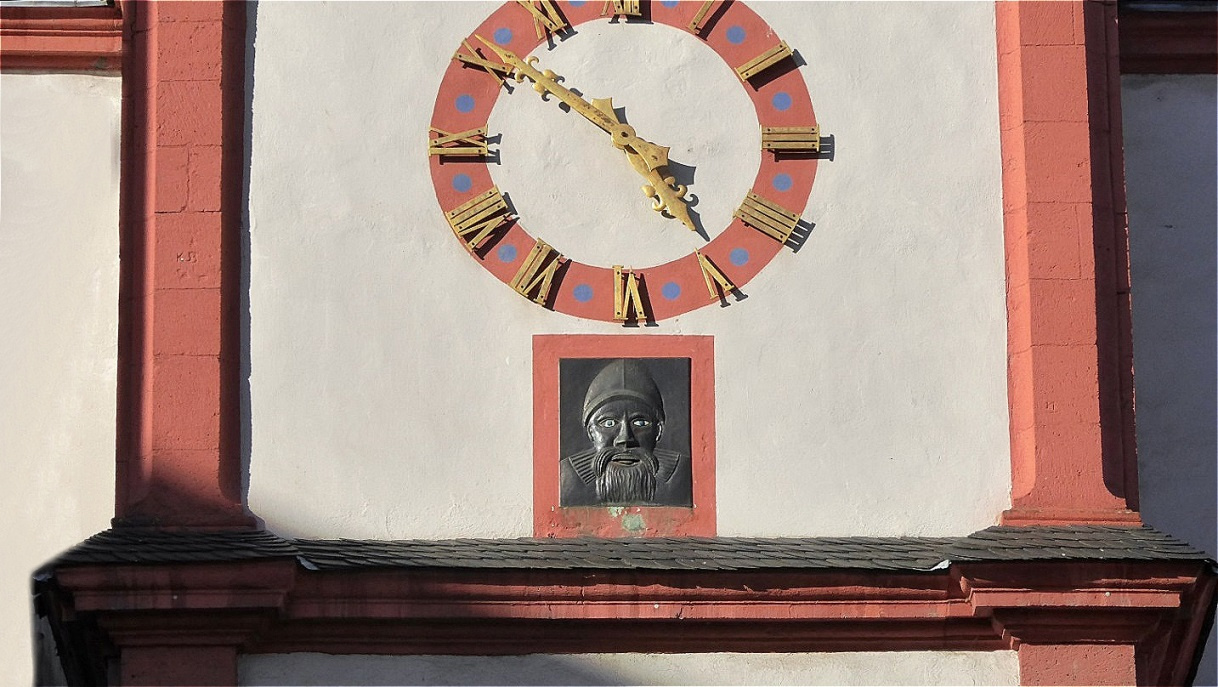 Der Augenroller am Turm des "Alten Kaufhauses"
