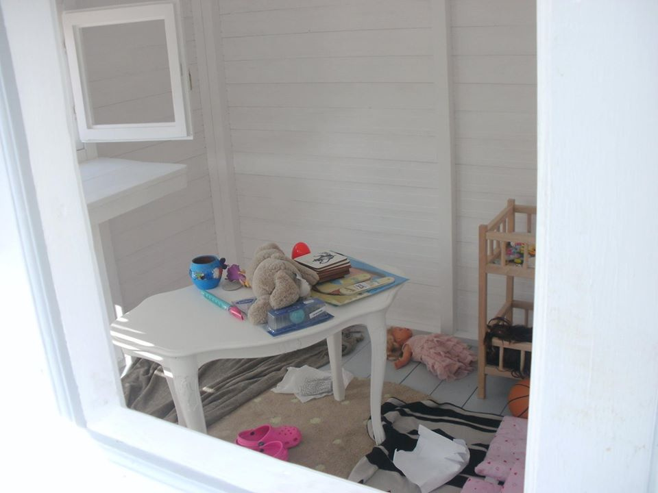 Interiorul căsuței de fetițe