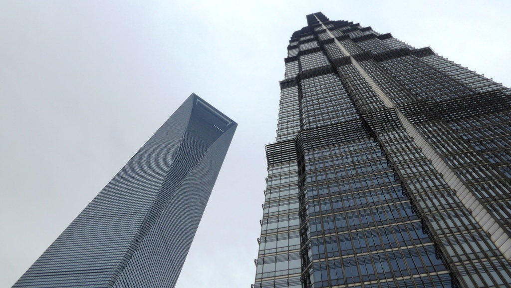 Wir fahren hinauf zur Aussichtsplattform des Jin-Mao-Gebäudes (rechtes Gebäude)
Links das Shanghai World Financial Center. Der 492 Meter hoher Wolkenkratzer in Shanghai und damit nach dem 632 Meter hohen Shanghai Tower das zweithöchste Gebäude der Stadt.