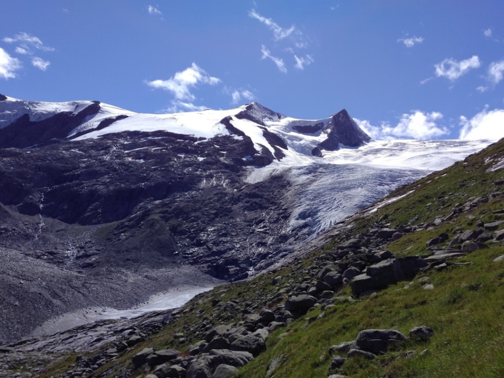Blick von der Hütte: Hoher Zaun ( in der Bildmitte) und Schwarze Wand