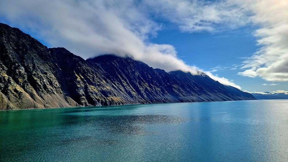 Hohe Felswände begrenzen den Fjord