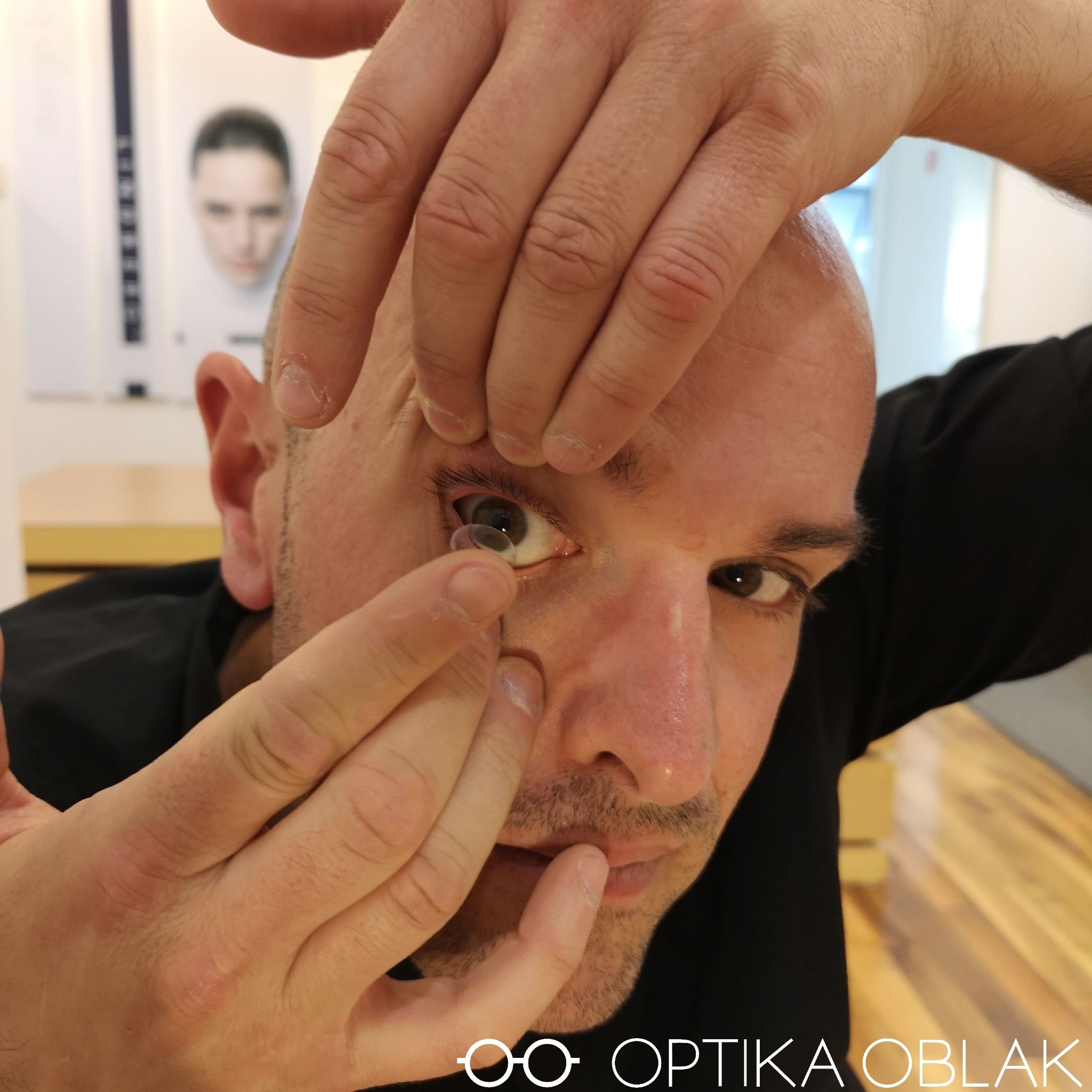 Vstavljanje kontaktne leče v oko