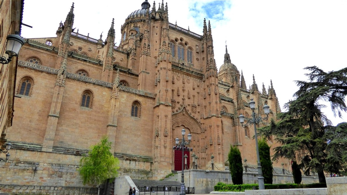 Die "Neue Kathedrale" von Salamanca (Catedral Nueva de Santa María del Asedio) ist zusammen mit der angrenzenden kleineren alten Kathedrale die Bischofskirche des römisch-katholischen Bistums Salamanca.
