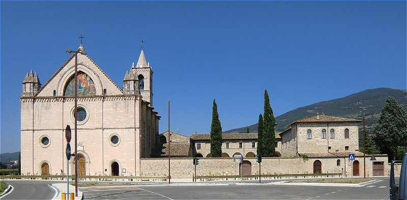 Im Santuario di Rivotorto
befindet sich überbaut  die "Heilige Hütte"